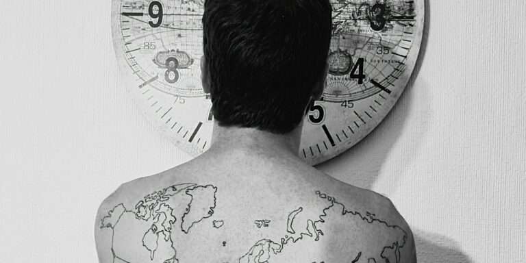 Tatouage représentant une carte du monde sur le dos d'une personne