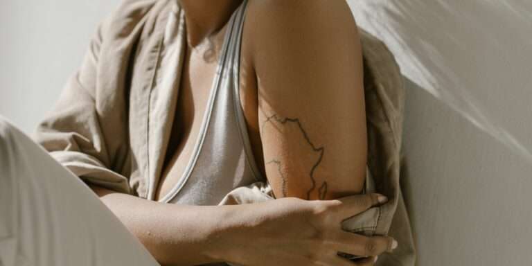 Gros plan sur un tatouage de carte le long de l'avant-bras