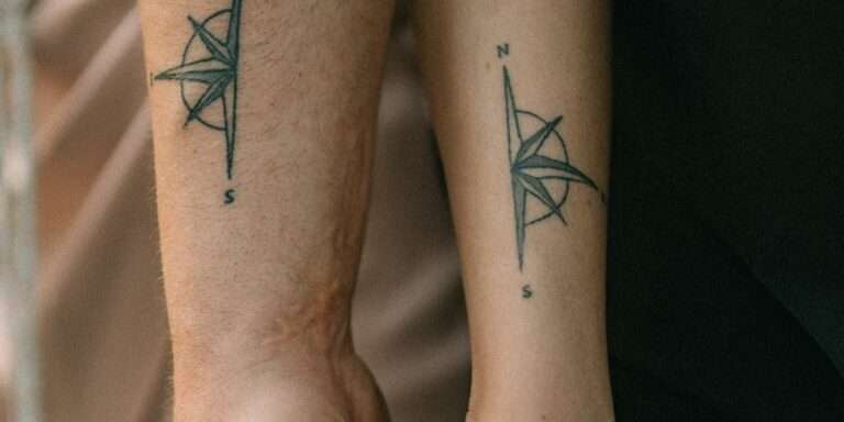 Tatouages de carte sur les avant-bras