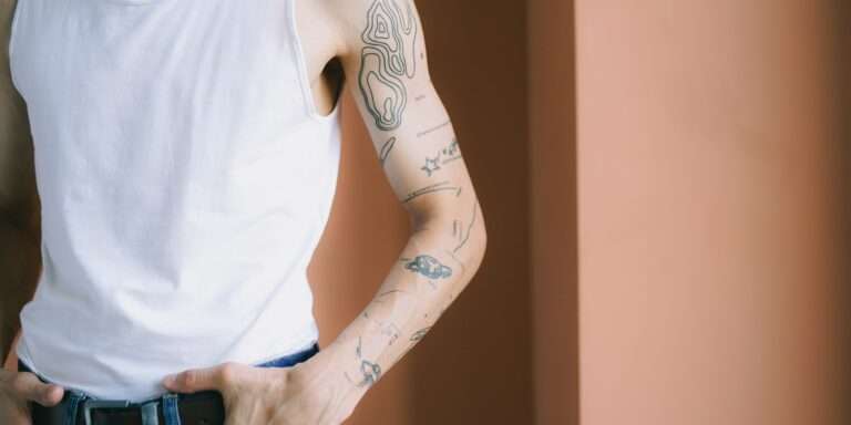 Homme avec un tatouage cartographique couvrant tout le bras
