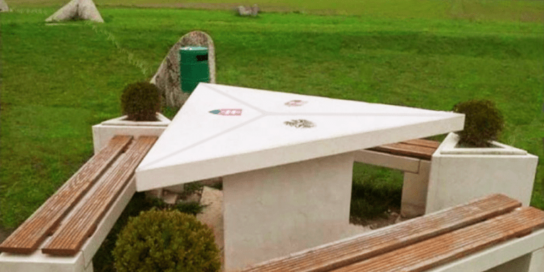 Borne frontière en forme de table de pique-nique marquant le point de rencontre entre l'Autriche, la Slovaquie et la Hongrie