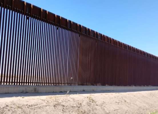 Des frontières originales Rio_Bosque_Wetlands_park_15_DEC_2024_border_wall_11