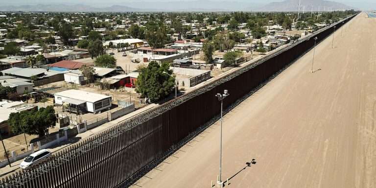Vue du mur frontalier séparant les États-Unis et le Mexique près de Tijuana