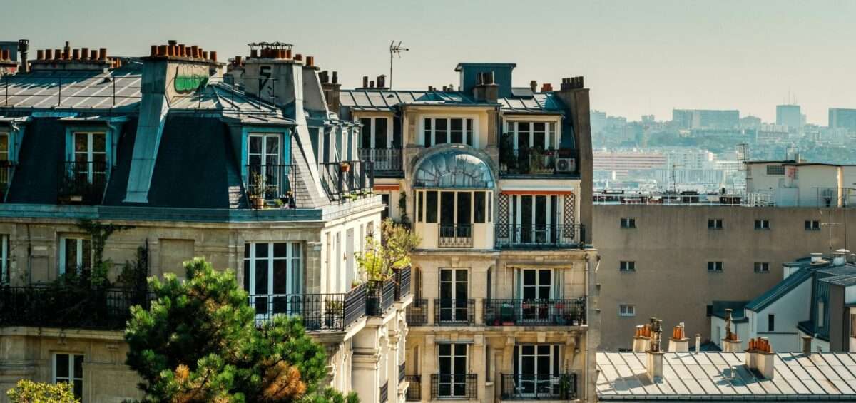 Immeubles haussmanniens typiques d'une rue parisienne, illustrant les strates historiques du bâti de Paris