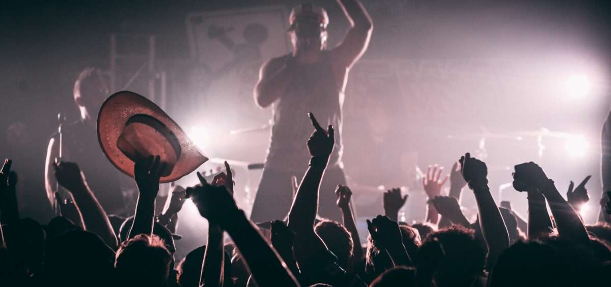Concert de rap, foule et artiste sur scène