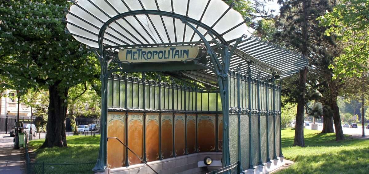 Édicule Art Nouveau de la station de métro Porte Dauphine, dessiné par Hector Guimard, surnommé "la Libellule"