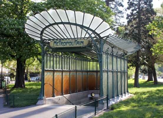 Les anagrammes du métro Parisien, le quizz. Édicule Art Nouveau de la station de métro Porte Dauphine, dessiné par Hector Guimard, surnommé "la Libellule"