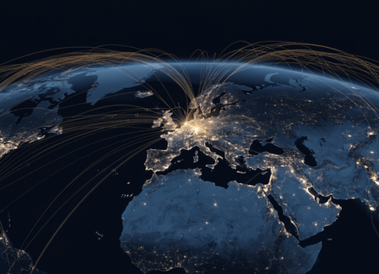 Visualisation du trafic aérien mondial, routes aériennes lumineuses sur la Terre — illustration
