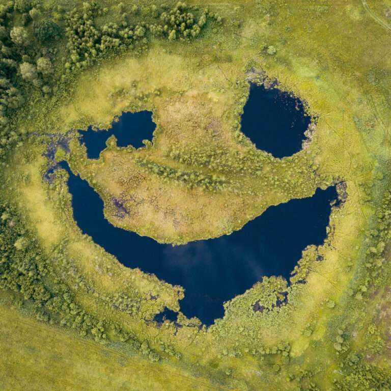 Vue aérienne de lacs formés par des impacts météoritiques dans l'oblast de Vladimir, dont la disposition évoque une forme reconnaissable