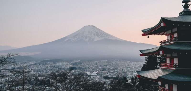 Le mont Fuji enneigé derrière la pagode rouge Chureito au Japon
