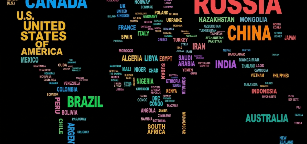 Carte du monde typographique sur fond noir représentant les pays par leur nom en lettres capitales de couleurs vives et joyeuses.
