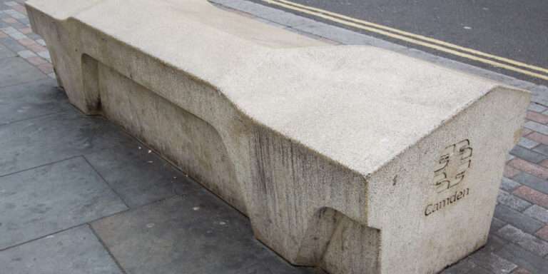 Banc Camden, exemple de mobilier urbain anti-SDF à Londres