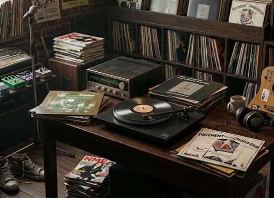 Une carte de la musique alternative Un studio de musique underground avec des vinyles, des cassettes, une platine et des guitares électriques pour illustrer les différents types de musique alternative