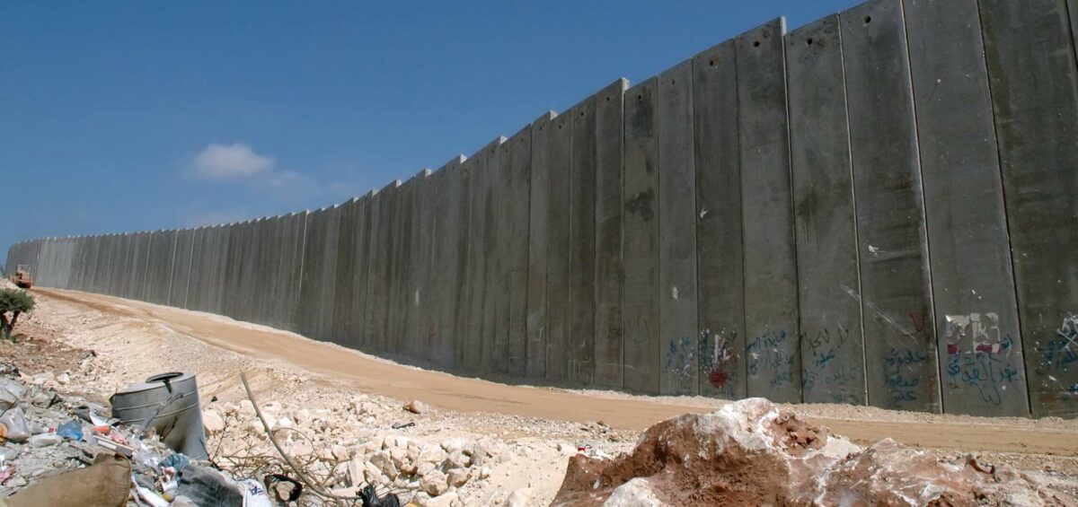 Mur de séparation israélien en Cisjordanie, illustrant la fragmentation du territoire palestinien