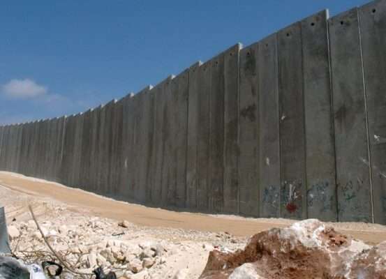 Mur de séparation israélien en Cisjordanie, illustrant la fragmentation du territoire palestinien