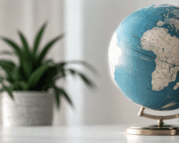 Globe terrestre vintage avec boussole sur un bureau, illustration cartographique
